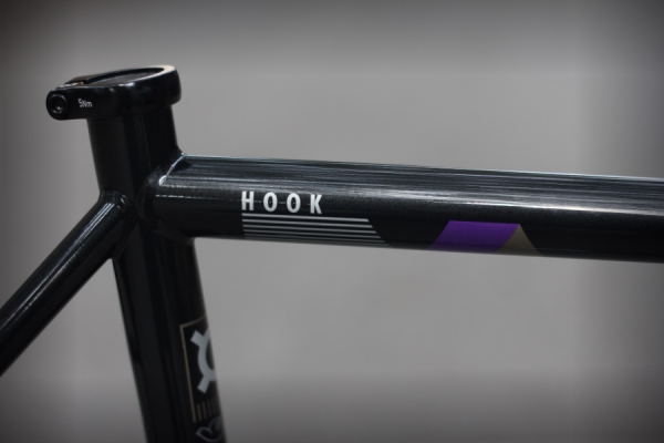 Bombtrack Hook 2022  -  metallic black purple